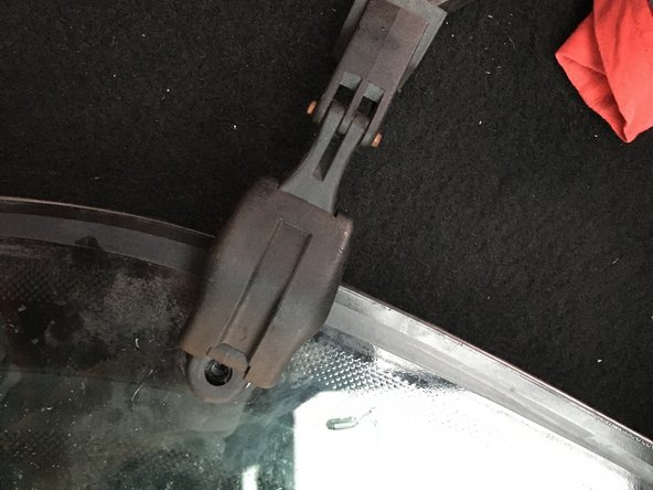 
Unscrew the screw holding the opening system with a Torx T20 key
