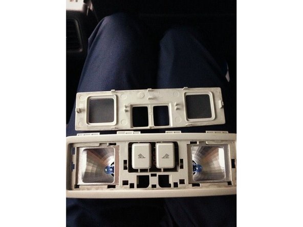 Prenez votre temps pour déclipsser le cache d'ampoules pour ne pas casser les clips.