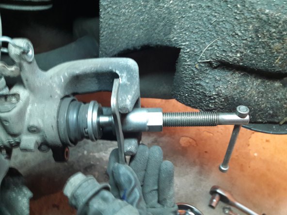 Repousser le piston a l'aide du repousse piston qui doit tourner et pousser le piston simultanément.