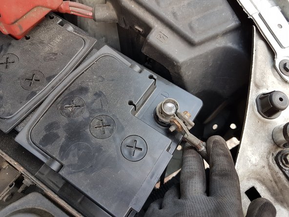 On débranche la batterie (douille de 8 et 10)