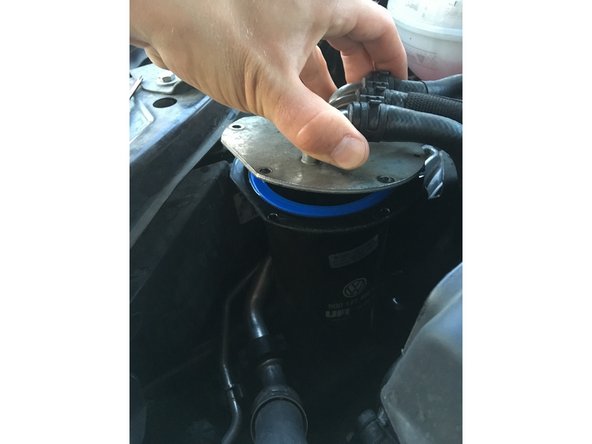 On commence donc à démonter le couvercle en dévissant les 5 vis Torx présentes sur celui-ci, et on peut alors séparer le couvercle du reste du réservoir.