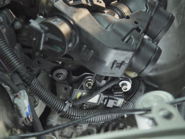 Visser les deux écrous avec la douille de 10