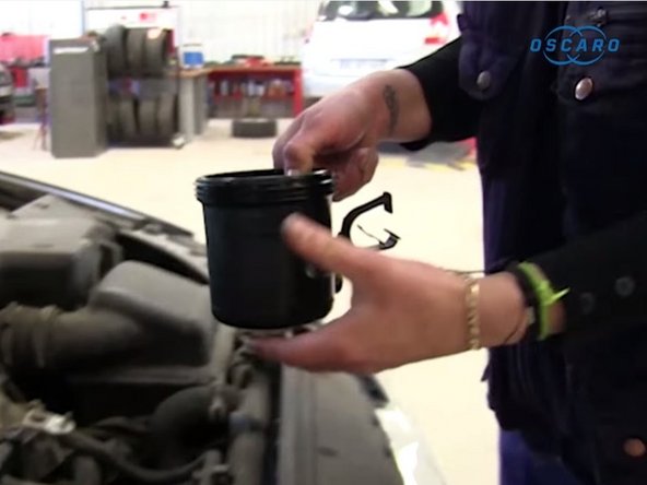 Retirer délicatement le socle du filtre à carburant