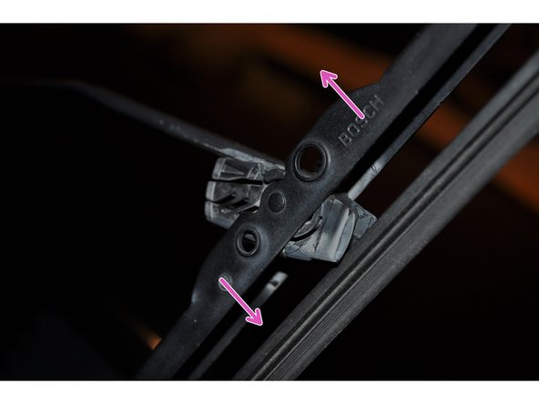 Coté passager. De la même manière que le coté conducteur, déposer le second balai d'essuie glace.