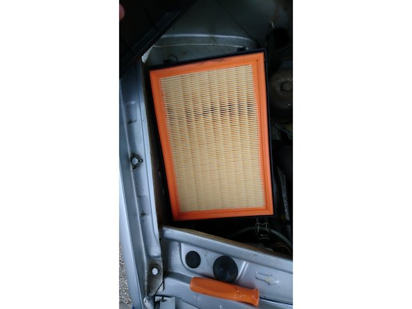 Repositionner le filtre à air dans la boite à air