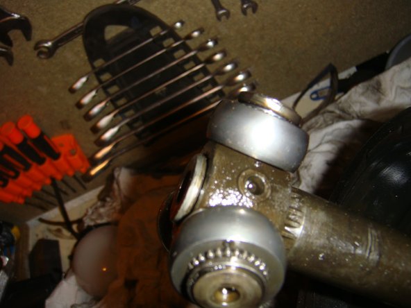 Poser le tripode sur l'arbre, à l'aide d'une douille(22) frapper au centre pour l'enfoncer suffisamment de manière à pouvoir engager le clips de retenue dans sa gorge