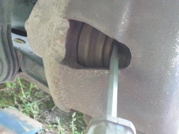 à l'aide d'un tournevis faire levier sur les plaquettes afin qu'elles poussent légèrement le piston pour avoir du jeu