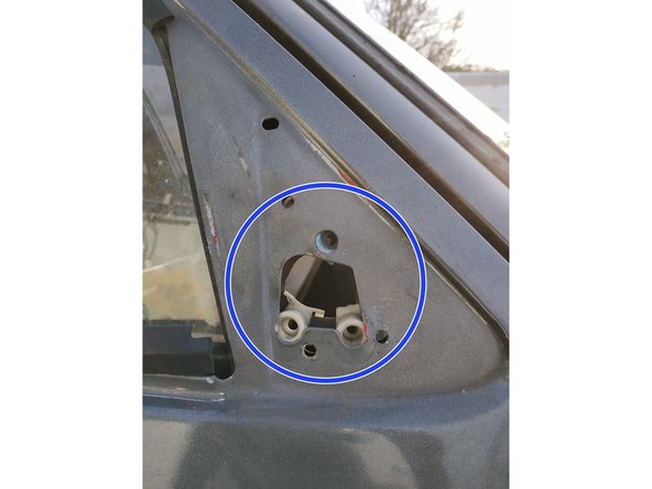 Il se peut que les bouts soient cassés mais ça n'est pas grave. Le but de ces entretoises est d'éviter d'écraser les deux tôles en serrant. (en orange, entretoise cassée mais utilisable ; en vert, entretoise intacte).