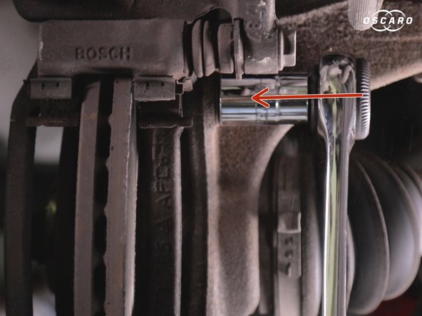 Desserrer,dévisser puis retirer les deux vis de la chape