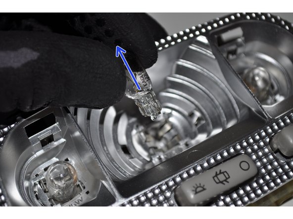Tirer sur l'ampoule défectueuse.