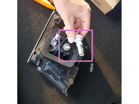 Retirer l'ampoule en tirant délicatement dessus puis remettez une ampoule neuve.