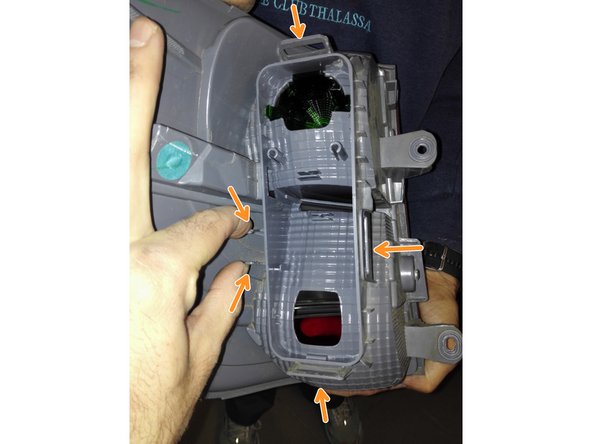 Photo 2: sur la face interne du nouvel optique on va cliper la platine noire au niveau des flèches orange. On pincera les deux ergots extérieurs pour plus de facilité.