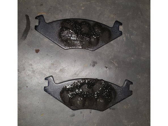 Si de l'anti-bruits a été pulvériser sur le disque ou le côté des plaquette qui va être en contact avec le disque nettoyez-les.