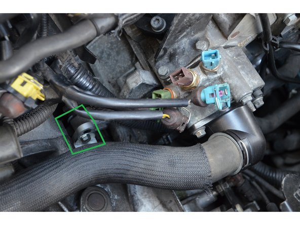 Certains utilisent un gros tournevis plat, il est plus sûr de se servir d'un outil plus adéquat.