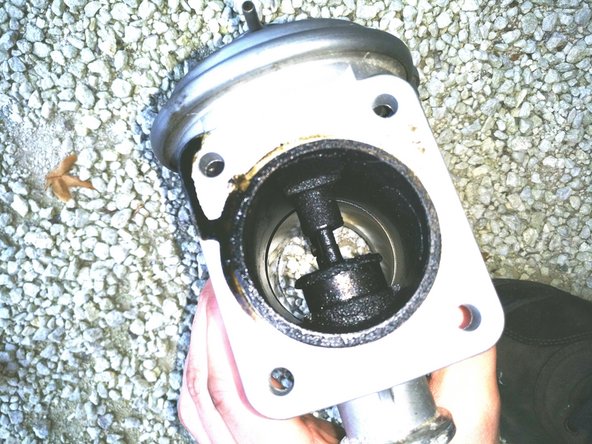 Vous pouvez procédé au nettoyage de celle ci à l'aide de nettoyant frein ou d'essence