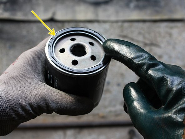 Lubrifier le joint du filtre neuf avec de l'huile propre.