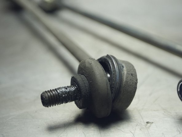 Exemple d'une rotule de biellette usée et d'une rotule neuve