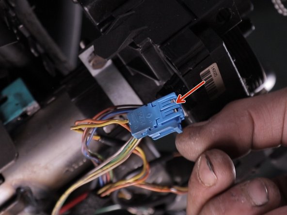 Retirer le connecteur d'air bag (bleu) en écartant la languette