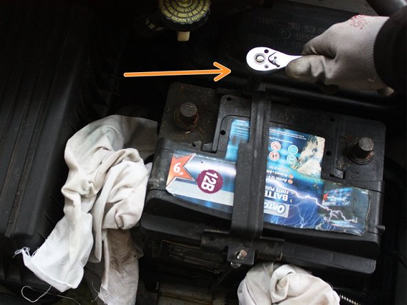 Extraire la bride de fixation de batterie.