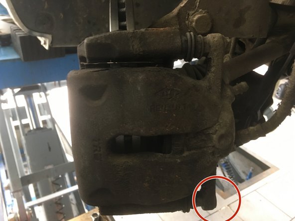 visser la vis à l'aide de la clé de 13 et de 17