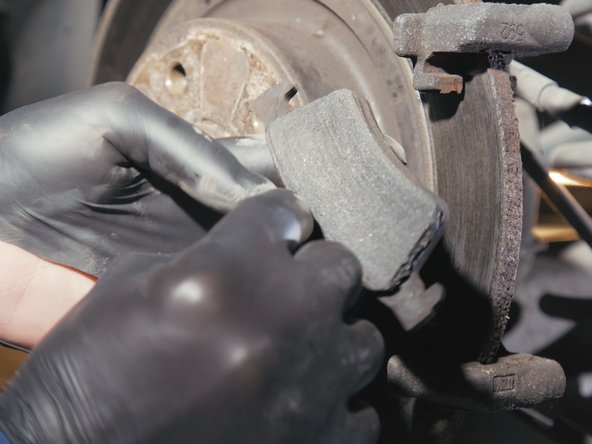 Retirer la plaquette présente sur la chape et le disque en tirant dessus