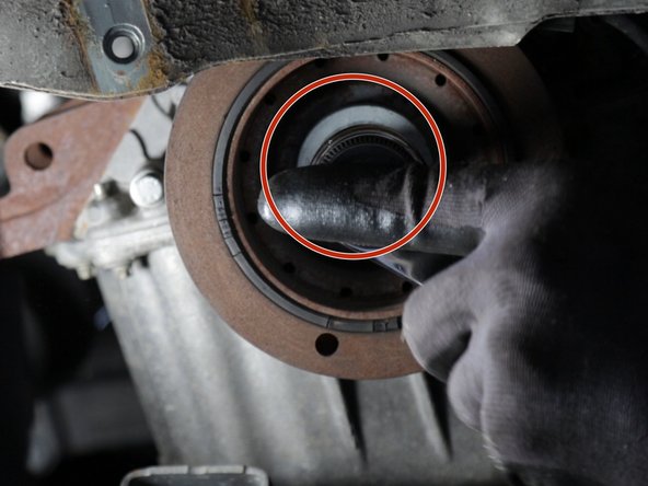 Démonter la poulie en desserrant la vis avec la clé de 18