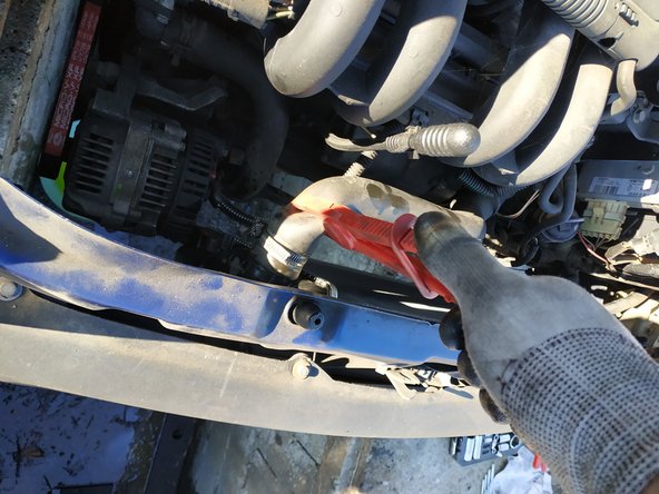 emmancher les 3 durites, serrer les colliers (clé de 7mm ou pince multiprise selon ce que vous avez) et retirer les pinces à clamper