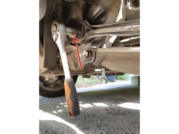 Avec une douille de 18mm dévissez l'écrou.