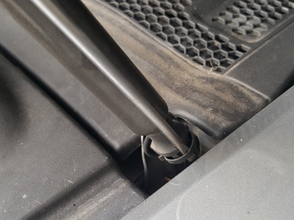 Démonter l'autre clips du coté du chassîs