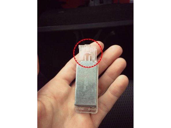 Vous devrez ensuite rebrancher le module grace à la fiche noir, en la clipsant simplement fortement dans son support tout en respectant son sens mais vous ne pouvez pas vous trompez car sinon ça ne rentre pas.