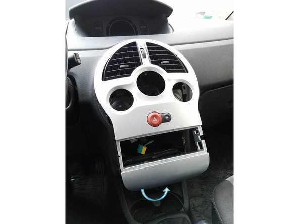 Decliper la façade centrale de la planche de bord en commençant d'abord par le bas.