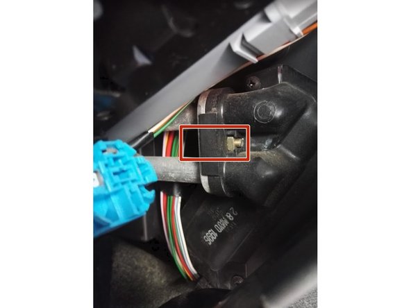 Il existe 2 types de combinaison radiateur - durite différente, ici il s'agit de la sortie avec angle (Voir le remontage pour l'autre type)