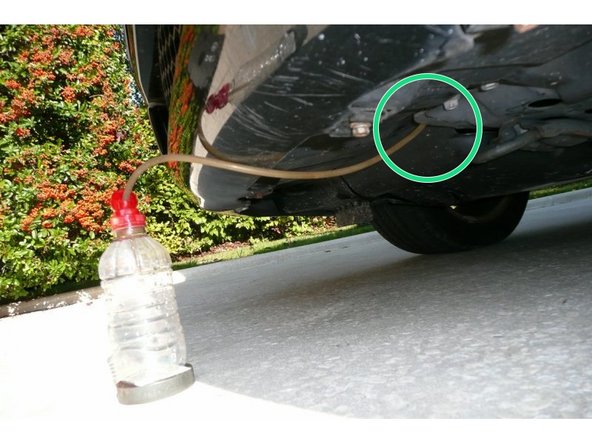 Passer le tuyau par le jeu latéral de la plaque de protection bas moteur