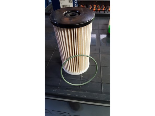 Apres avoir comparer l'ancien et le nouveau filtre glisser le filtre dans la cuve