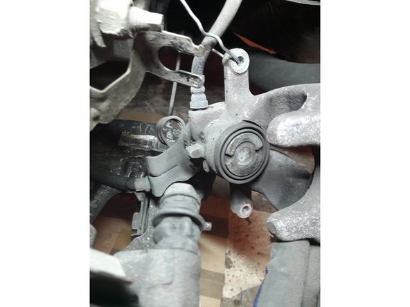 Le piston doit être tourné dans le sense horaire durant la repousse (même sense des 2 cotés du véhicule)