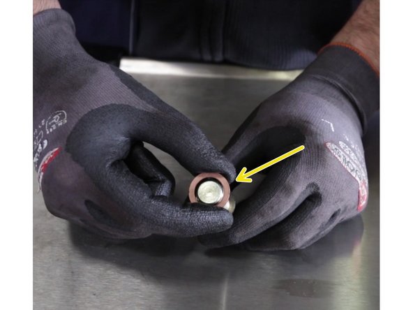 Positionner le nouveau joint sur le bouchon du carter