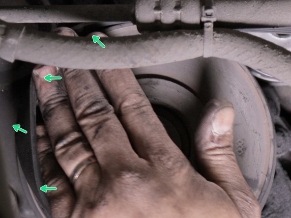 Maintenir le tendeur détendu pour finir de placer la courroie sur la poulie d’ampère