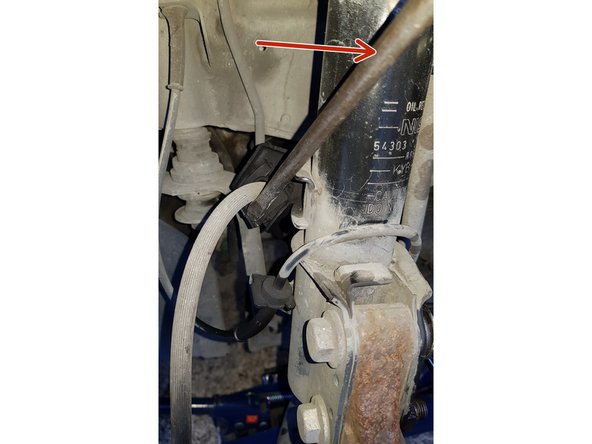 Placez un tournevis plat sur la butée de l'agrafe et tapez dessus avec un marteau.