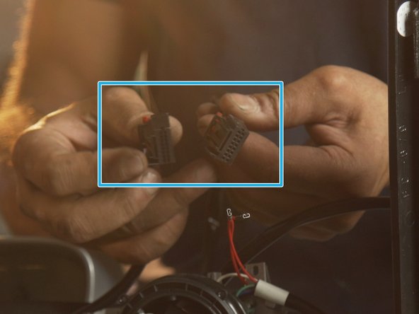 Comparer le nouveau modèle de rétroviseur et de connectique avec l'ancien