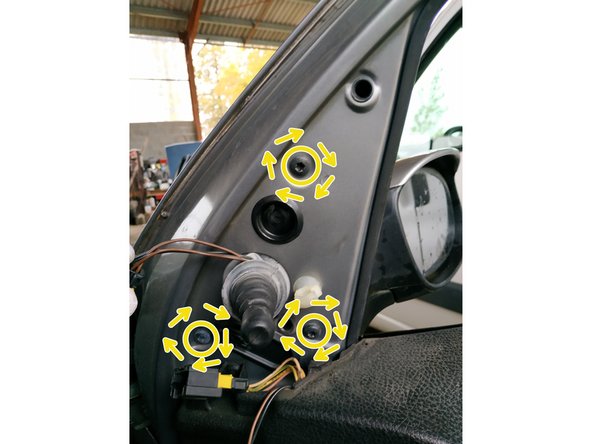 visser les 3 vis du rétroviseur avec la clé torx T30