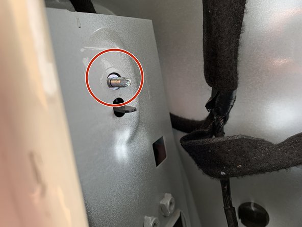 Dévisser les deux écrous de 10 à l'intérieur de la caisse pour retirer les deux feux arrière