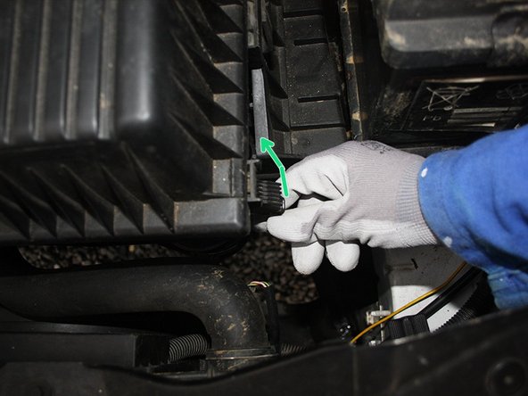 Replacer le couvercle de la boite à air et refermer les 5 crochets de maintien.