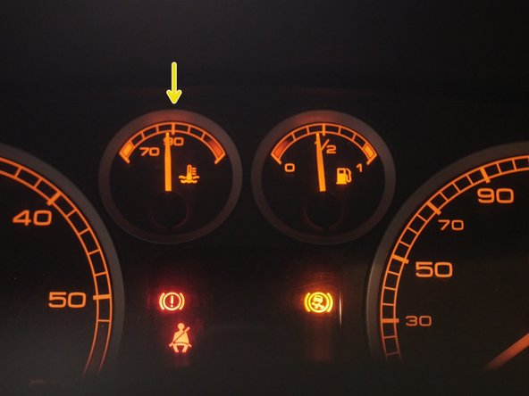 Laisser le véhicule chauffer jusqu'à 90°c, température où le ventilateur moteur devrait se lancer