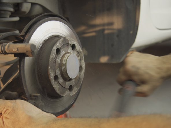 Frapper sur le disque à l'aide du marteau pour le décoller
