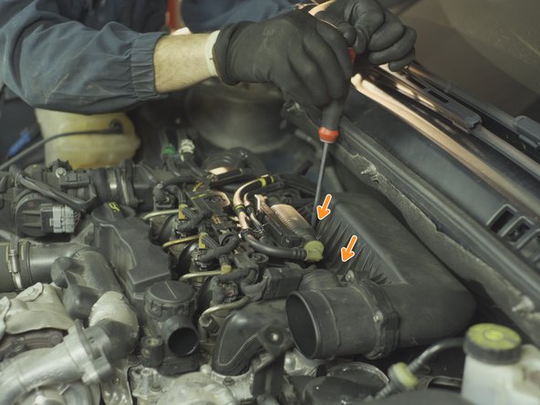 Dévisser les vis de la boîte à air à l'aide d'un tournevis Torx 25