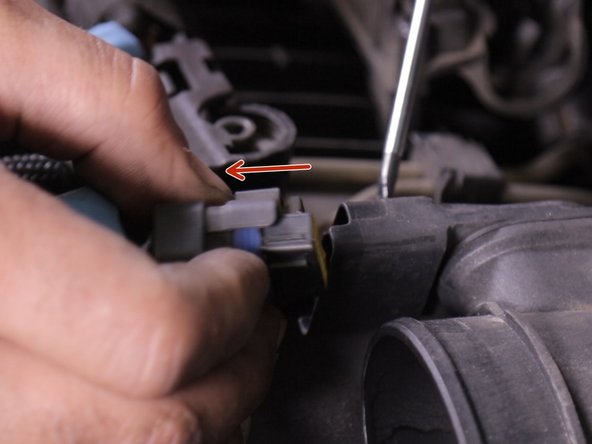 A l'aide d'un tournevis plat débrancher le débitmètre