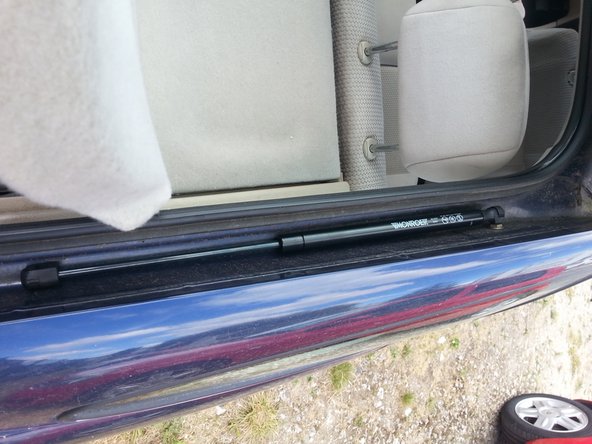 Remboîter et reclipser le vérin en débutant par le bas