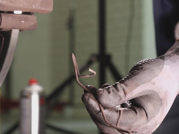 Reposez à la main le ressort anti vibrations sur l'étrier