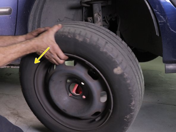 Dévisser les 4 boulons de la roue et retirer la.Placer le véhicule sur chandelle à l'aide d'un cric : Mise en sécurité du véhicule : démontage et remontage de la roue