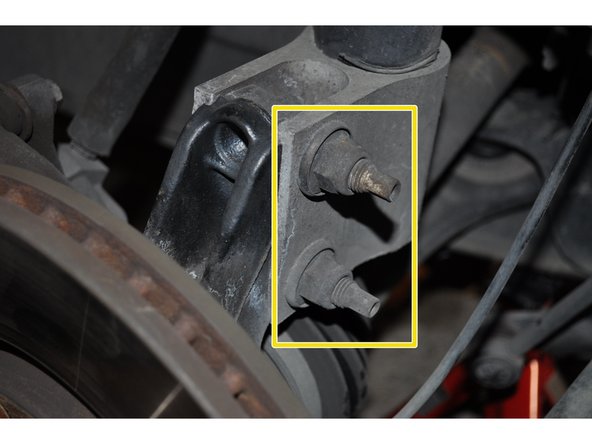 Utiliser une douille de 18 mm et une clé de 18 mm pour dévisser les boulons de fixations sur le moyeu de roue.